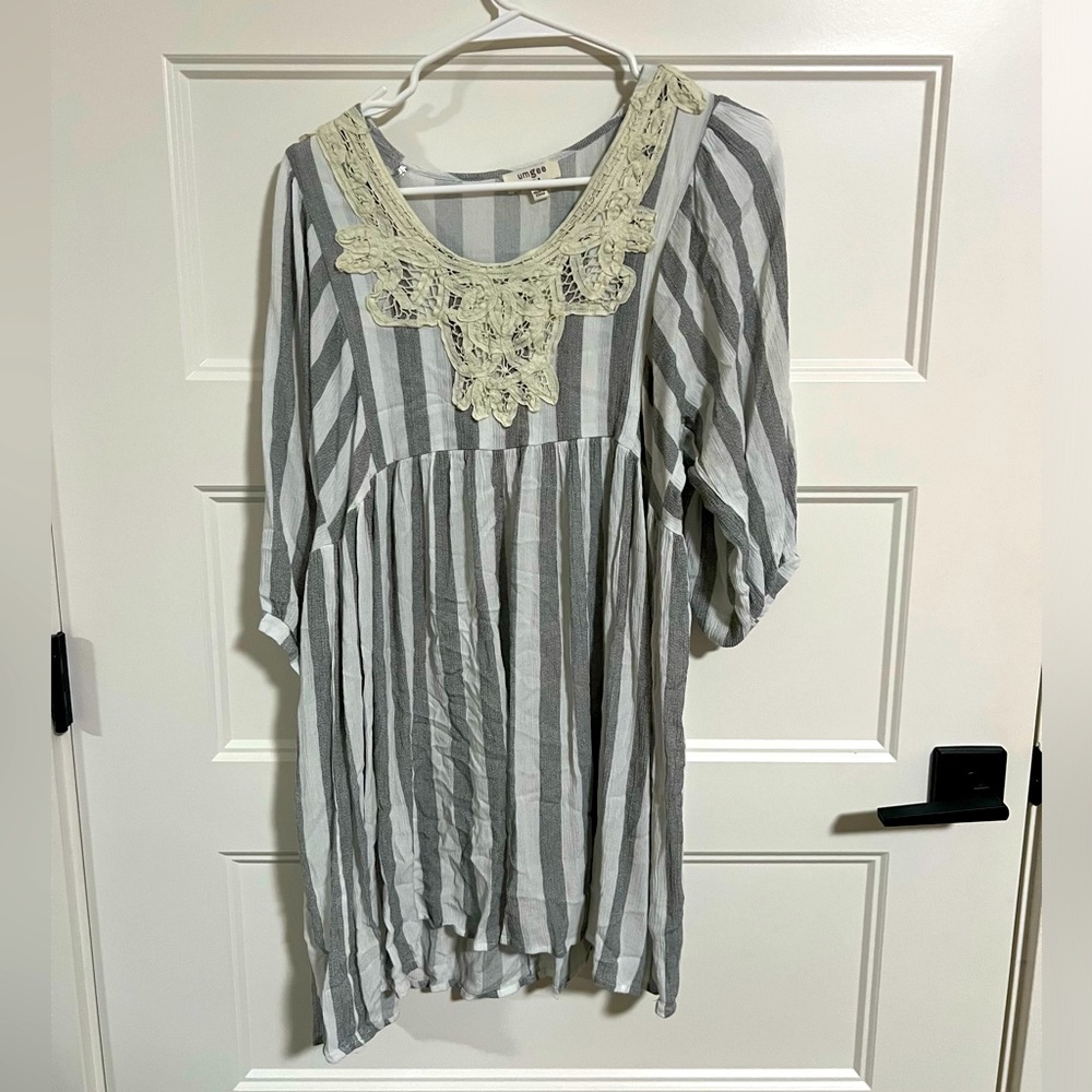 Umgee Women’s Tunic Dress, Cream with Grey strips. Lace accents, Pullover, Med